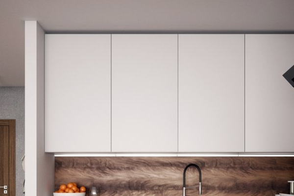 Lacné kuchyne - detail skriniek až do stropu
